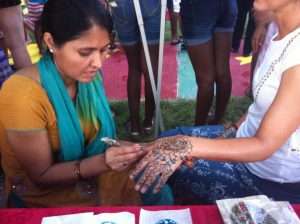 An artist paints designs with henna at a recent pop-up market: Trans.lation/Facebook