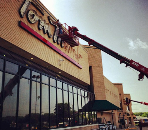 Tom Thumb sign being removed in 2013