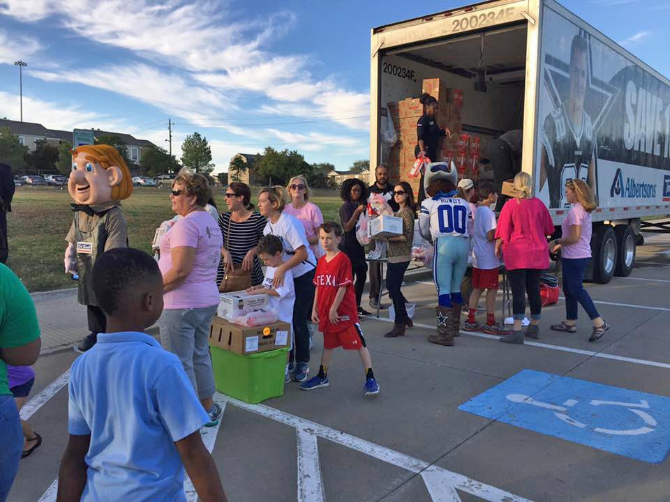 Packs 4 LH brings healthy food to area schoolchildren at Thanksgiving